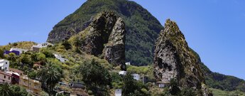 die Felsformationen Roques Pedro y Petra sind ein Wahrzeichen von Hermigua