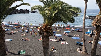 der Stadtstrand in Puerto de Santiago auf Teneriffa