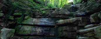 die Wasserfallstufen in der Margarethenschlucht bestehen aus Buntsandsteinfelsen