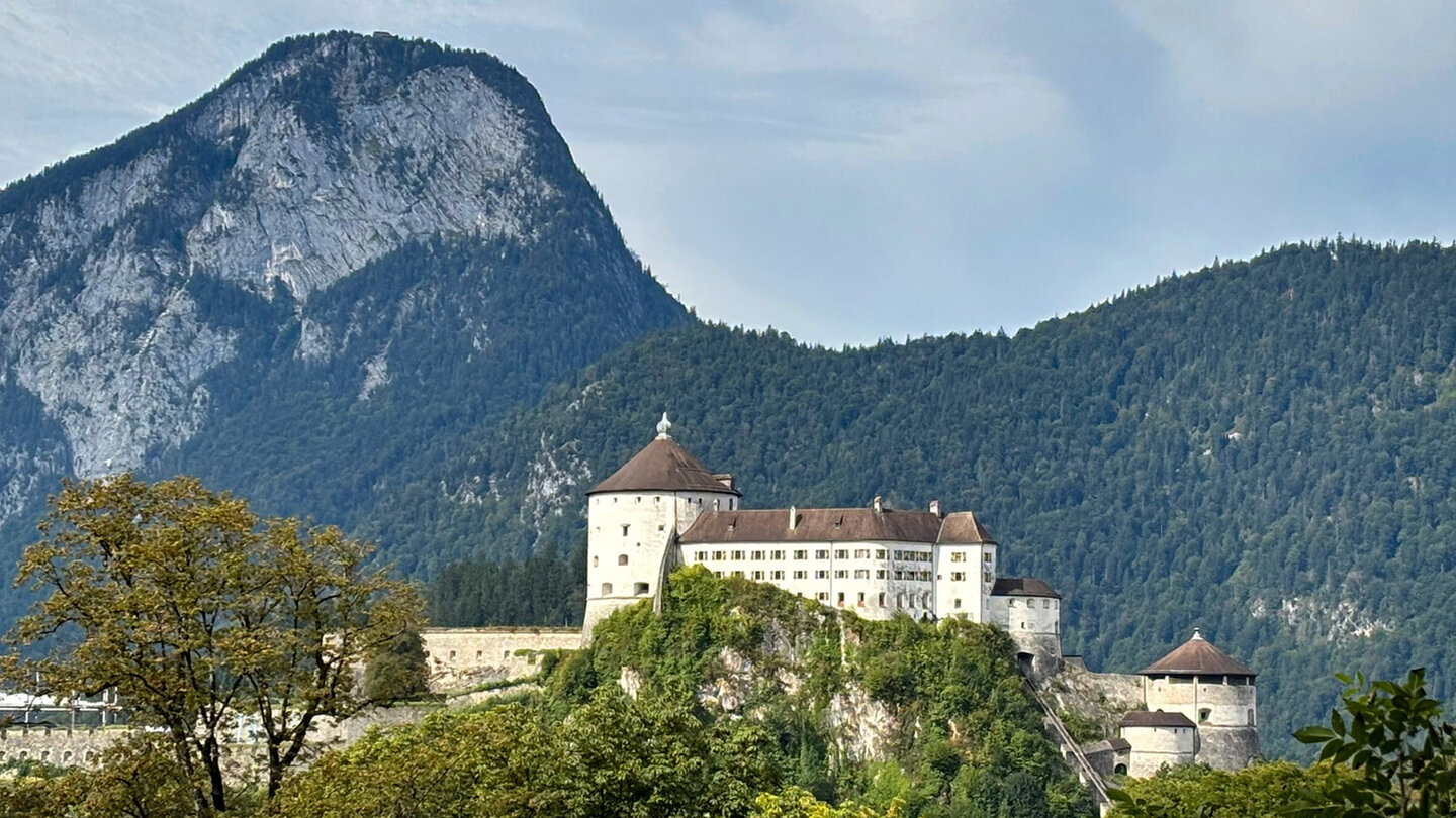 Festung Kufstein mit dem Berg Pendling im Hintergrund