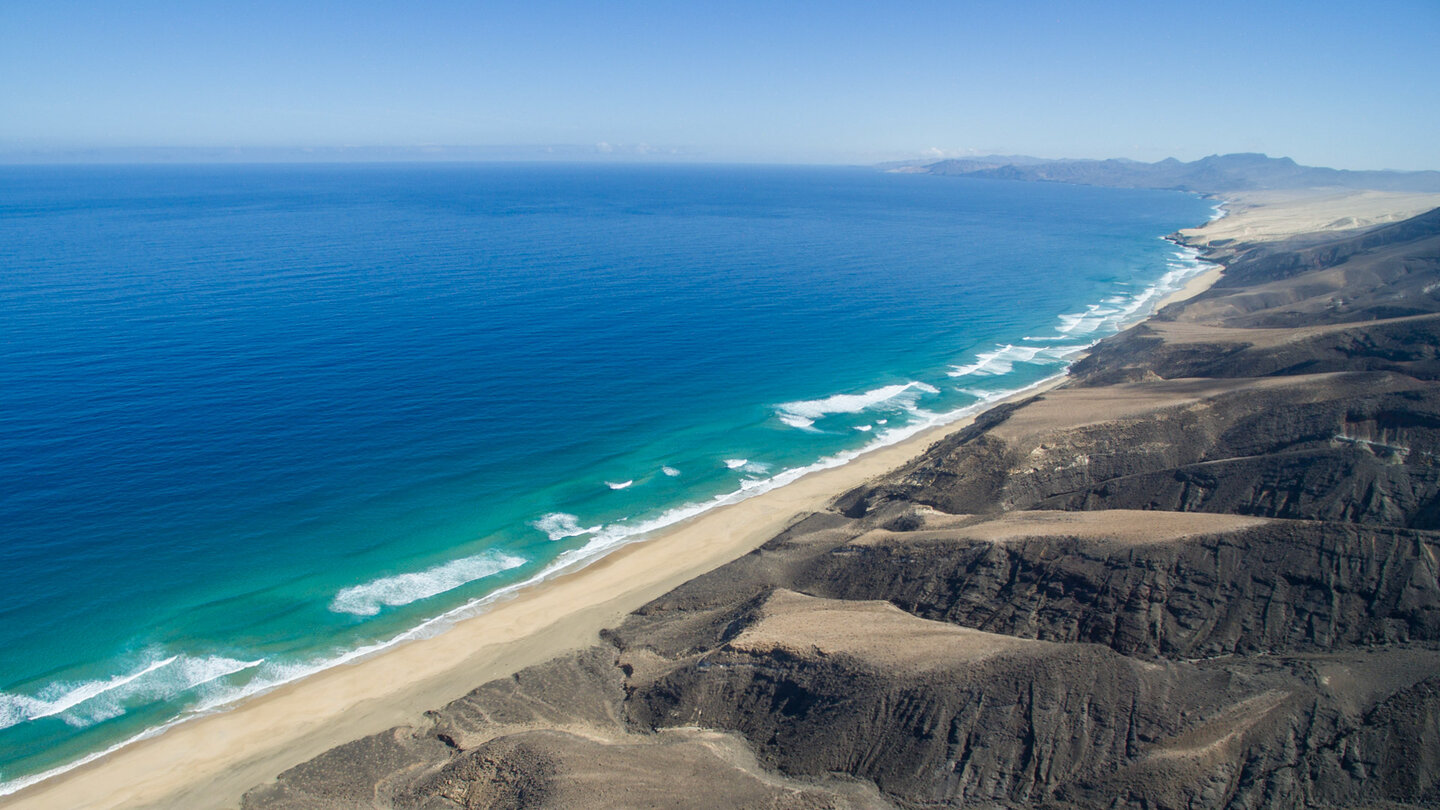 Blick entlang der Küste nach Norden an der Playa de Cofete auf Fuerteventura