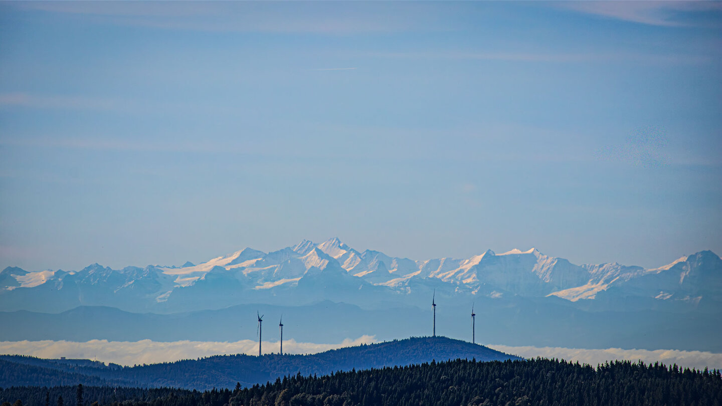 von der Aussichtsplattform des Schauinslandturms eröffnet sich ein großartiges Alpenpanorama Alpenpanorama on der Aussichtsplattform des Schauinslandturms