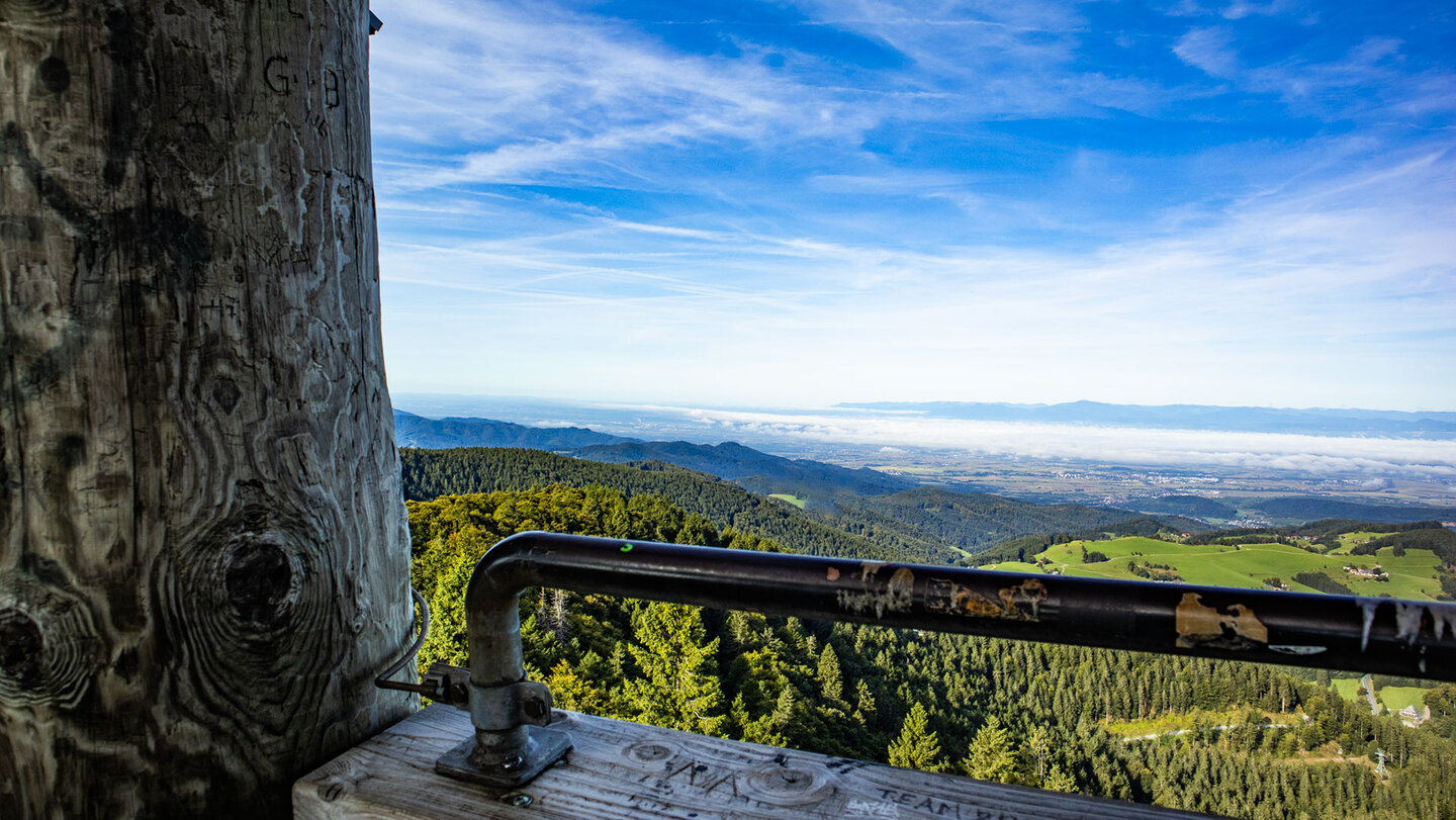 Ausblick über die Oberrheinebene auf die Vogesen vom Eugen-Kneidel-Turm Ausblick über die Oberrheinebene auf die Vogesen
