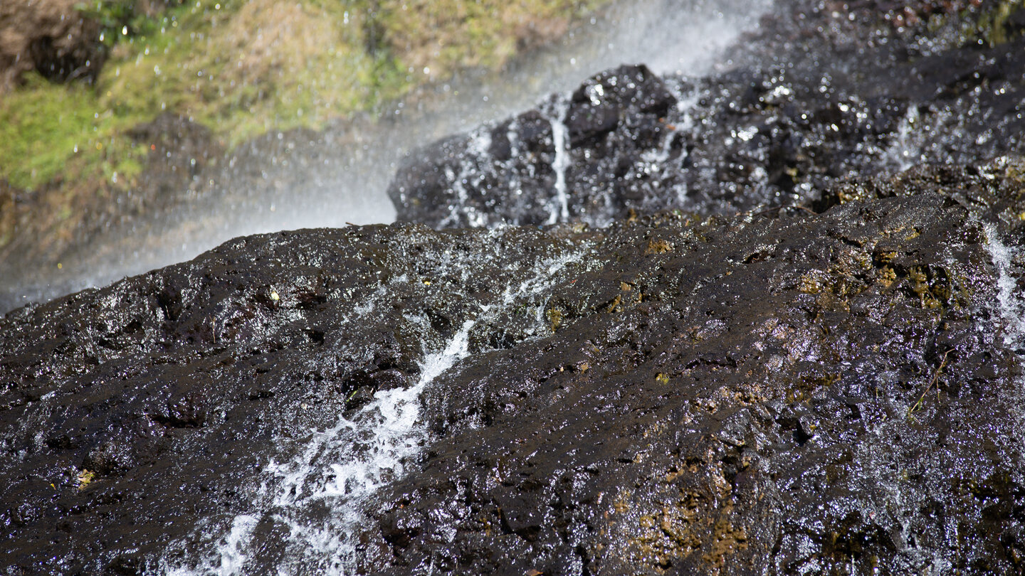 kristallklar fließt das Wasser über das Lavagestein am Mare Aux Joncs Wasserfall
