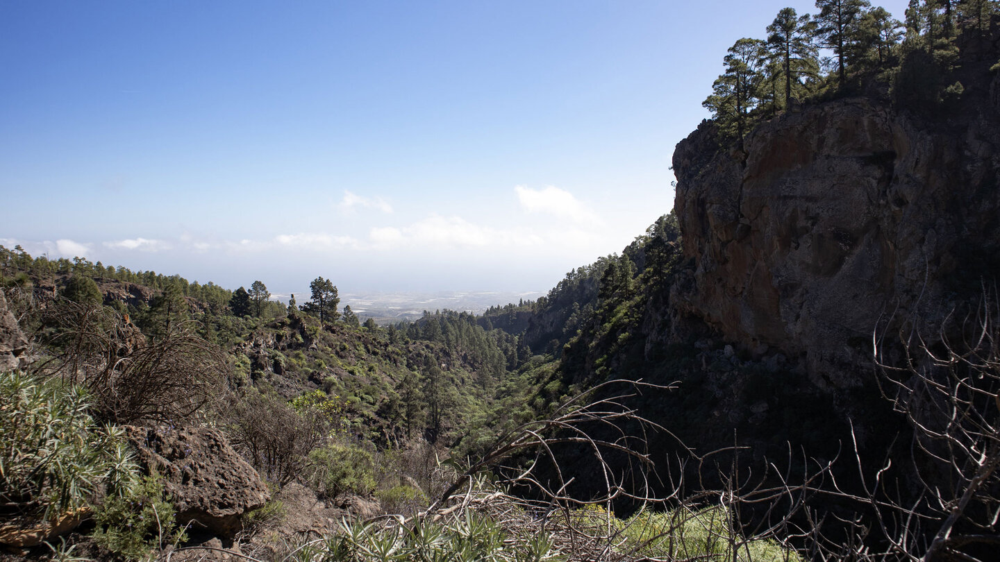 Ausblick über die Schlucht Barranco de Géñiga zur Küste