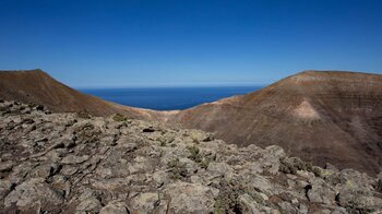 Blick auf die Degollada de Mal Nombre entlang des Felskamms zum Pico de Mocan
