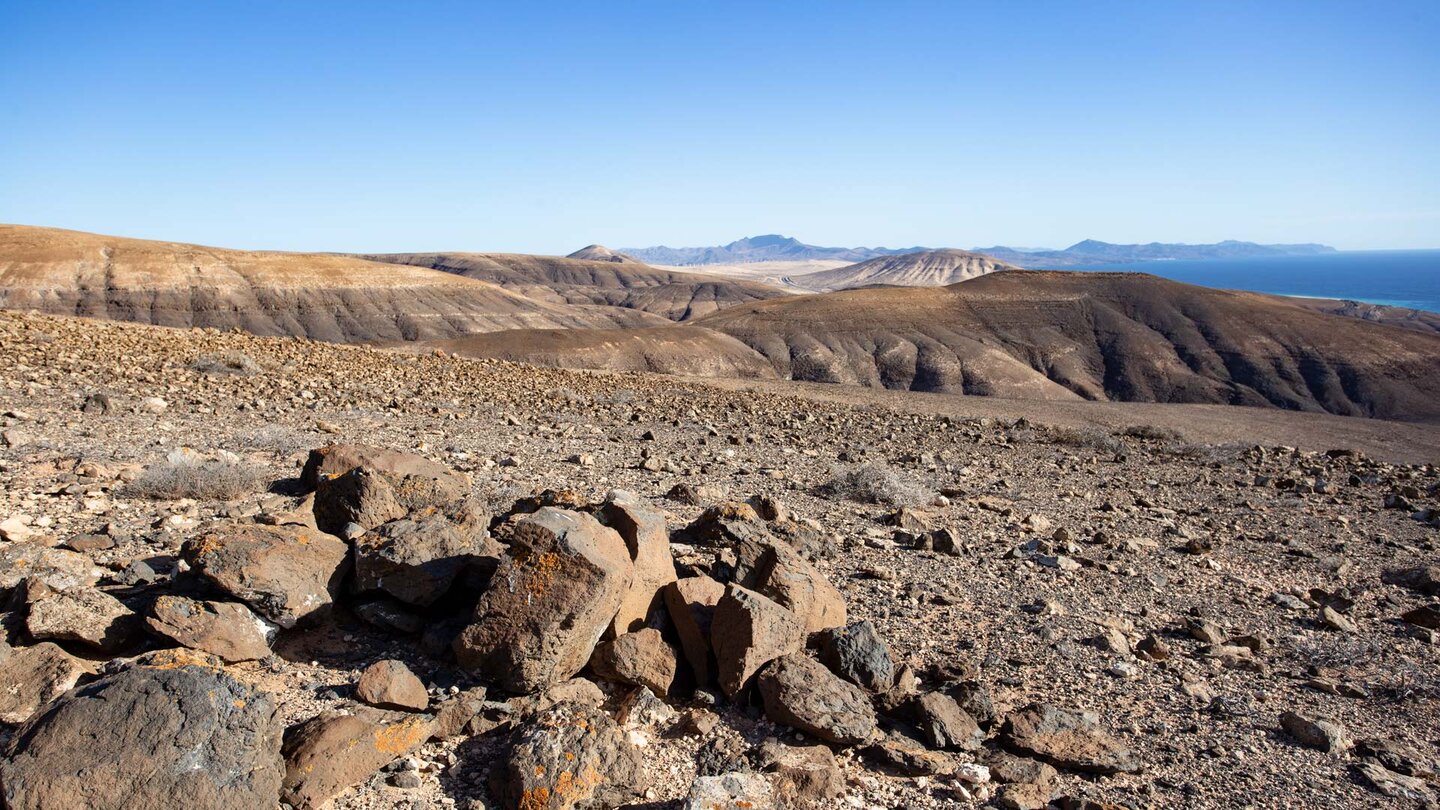 Blick über zerfurchte Gebirgskämme zum Sandstreifen El Jable bis in den Norden Fuerteventuras