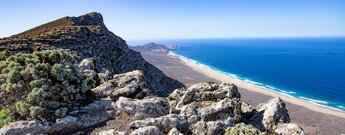 Blick über den Pico de Mocán mit dem Strand von Cofete auf die Punta de Pesebre