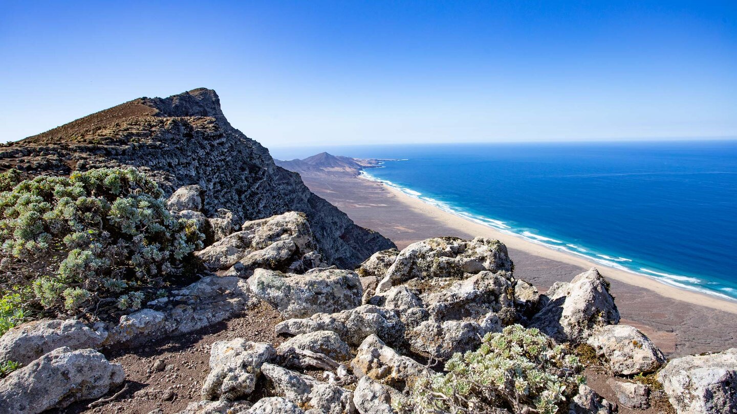 Blick über den Pico de Mocán mit dem Strand von Cofete auf die Punta de Pesebre