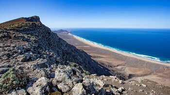 die Steilwand des Pico de Mocan über dem langen Sandstrand Playa de Cofete