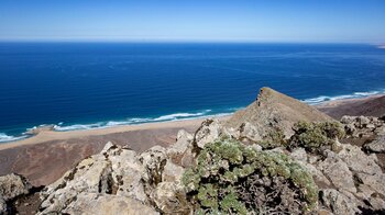 Blick vom Gipfelkamm am Pico de Mocan auf den Pico de Matanza mit der Playa de Barovento und der Halbinsel El Islote