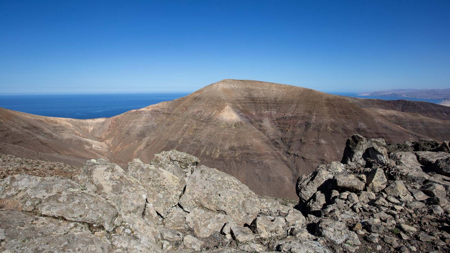 Ausblick auf den Morro del Jorao vor dem tiefblauen Ozean