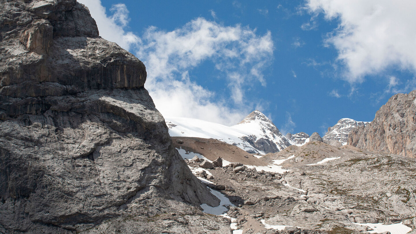 Blick hinauf zum 3.343 Meter hohen Punta Penia in der Marmolatagruppe Blick zum Punta Penia in der Marmolatagruppe