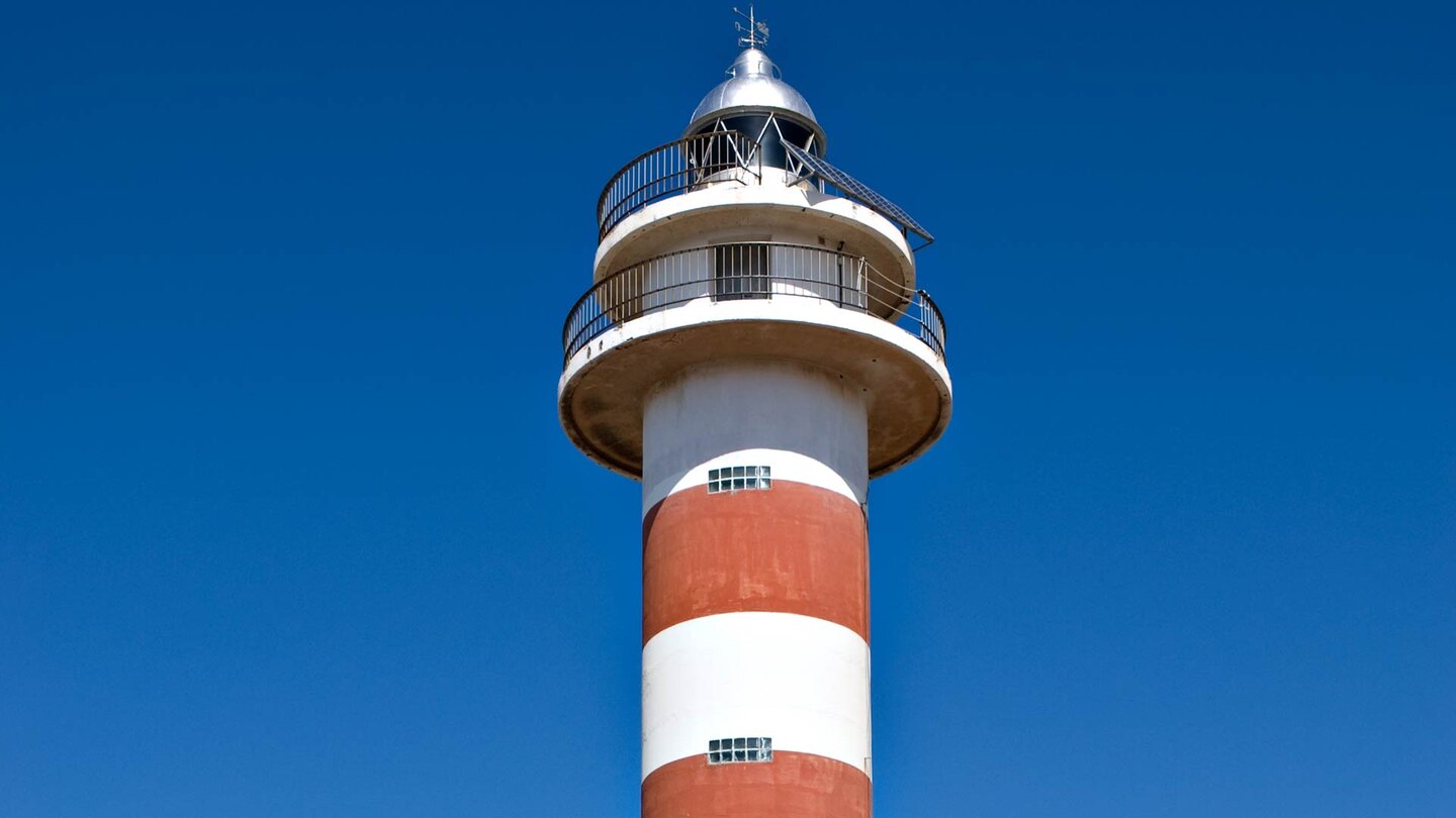 der rot-weiße turm mit Laterne am Faro de el Tostón auf Fuerteventura