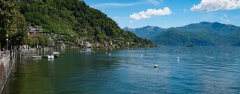Blick entlang des Ufers bei Cannero Riviera am Lago Maggiore