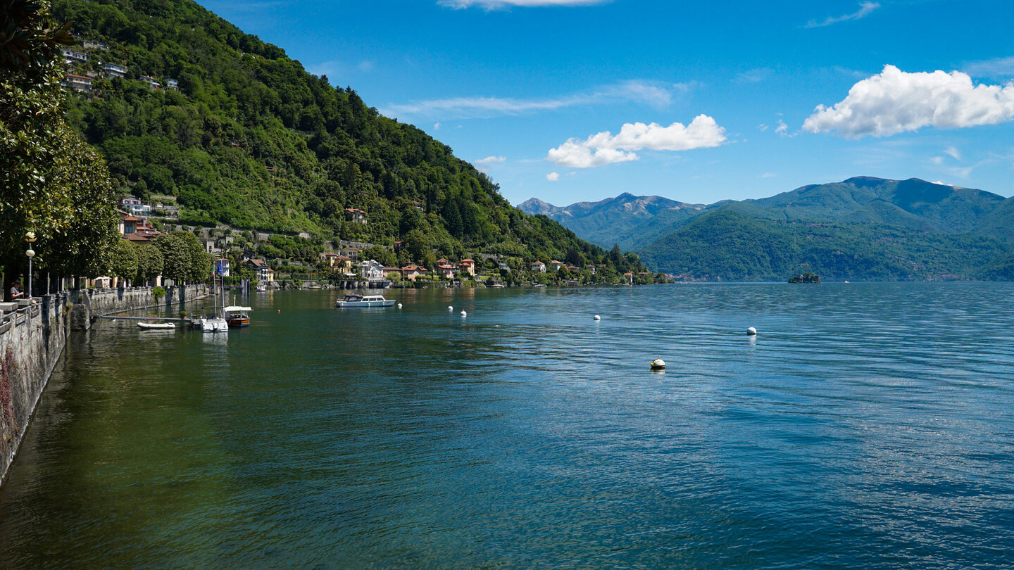 Blick entlang des Ufers bei Cannero Riviera am Lago Maggiore