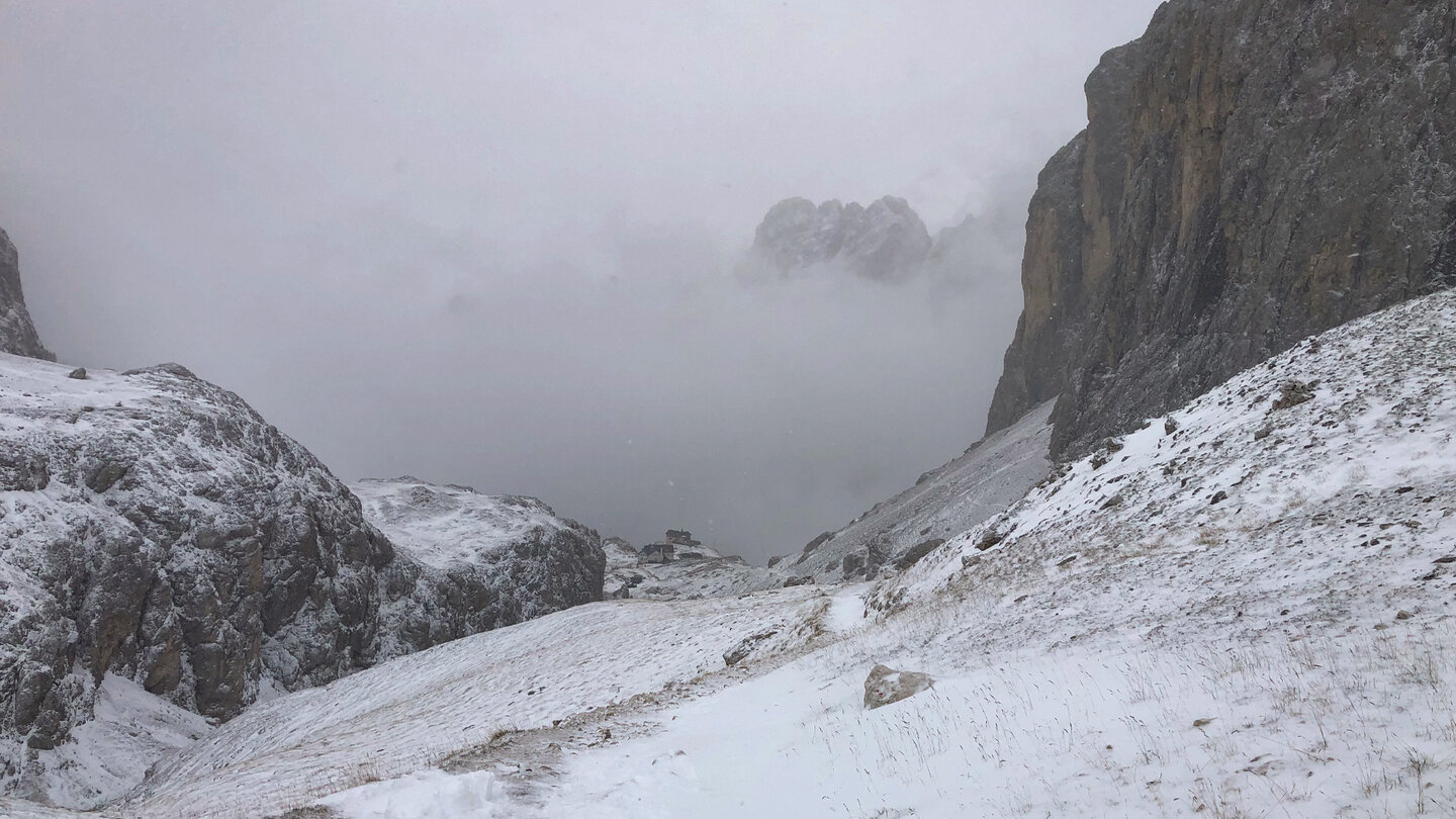 die Vajolethütte und Preusshütte kommen langsam in Sicht Vajolethütte und Preusshütte kommen langsam in Sicht