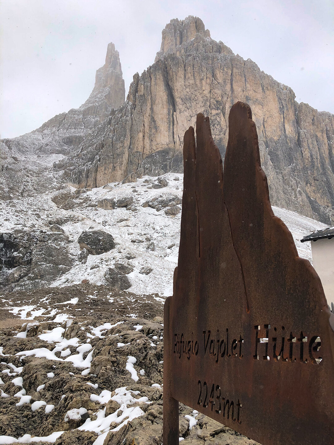 eisernes Schild an der Vajolethütte eisernes Schild bei der Vajolethütte
