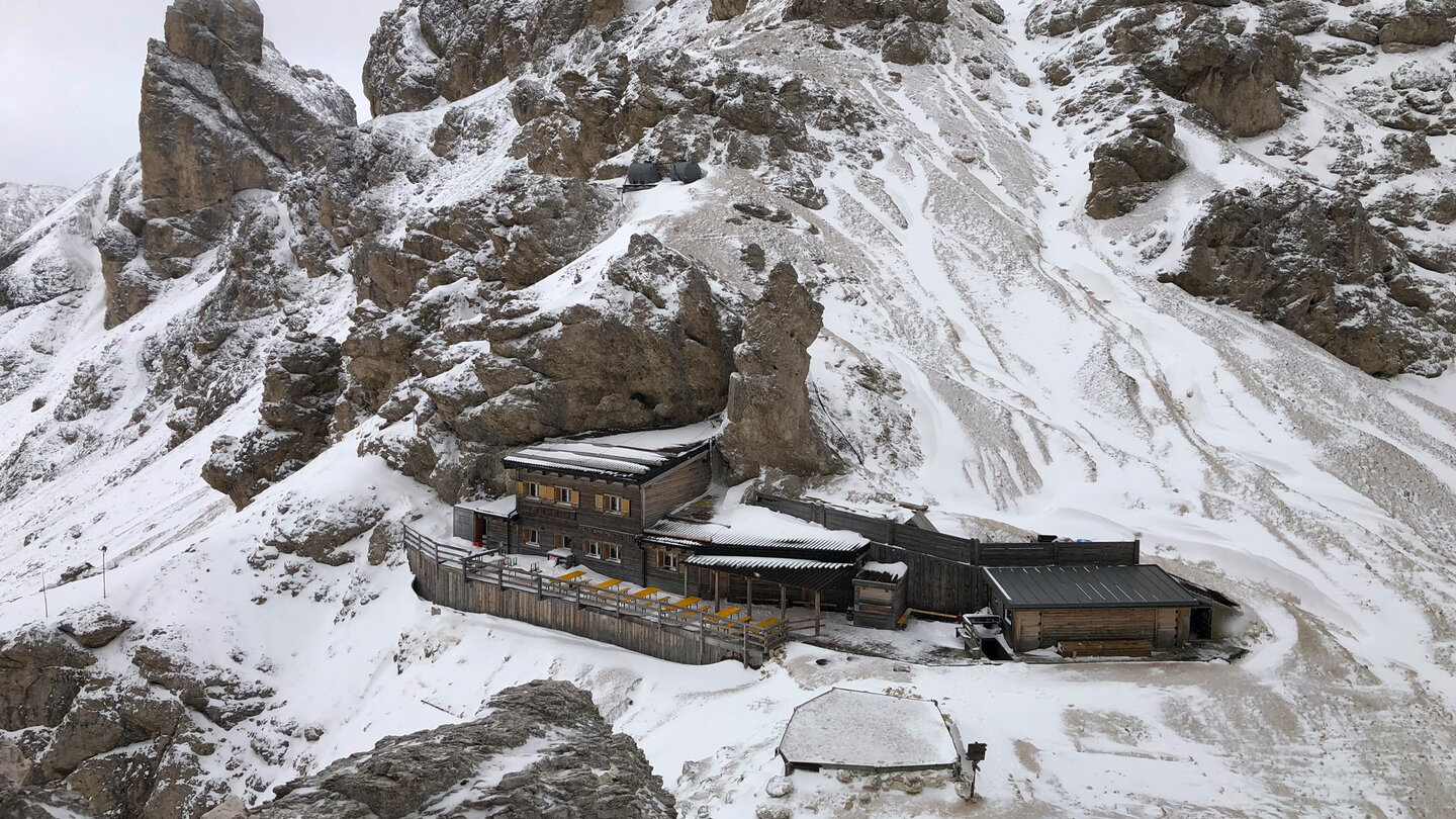 Blick auf die Grasleitenpasshütte vom Einstieg des Klettersteigs die Grasleitenpasshütte vom Einstieg des Klettersteigs