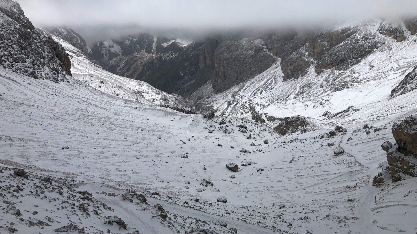 Ausblick hinunter in das Tal Blick hinunter in das Tal