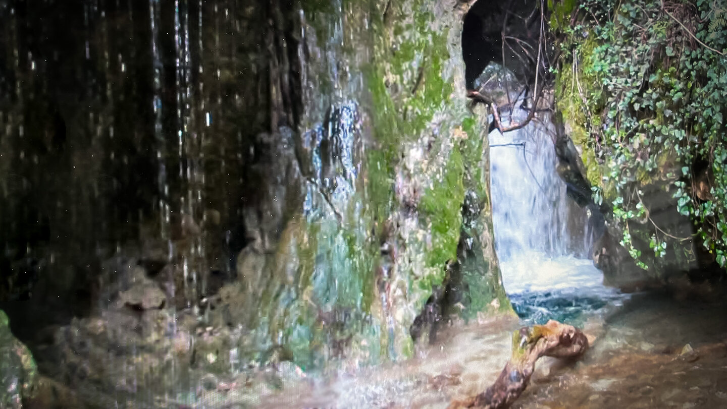 Wasserfall und Wasserbecken des Arroyo de la Eruela in der Caldera del Tío Lobo Wasserfall und Wasserbecken des Arroyo de la Eruela in der Caldera del Tío Lobo