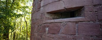 Schießscharte für Hakenbüchsen im Erdgeschoss des Artillerieturms Klein-Frankreich, Buntsandstein im Pfälzerwald