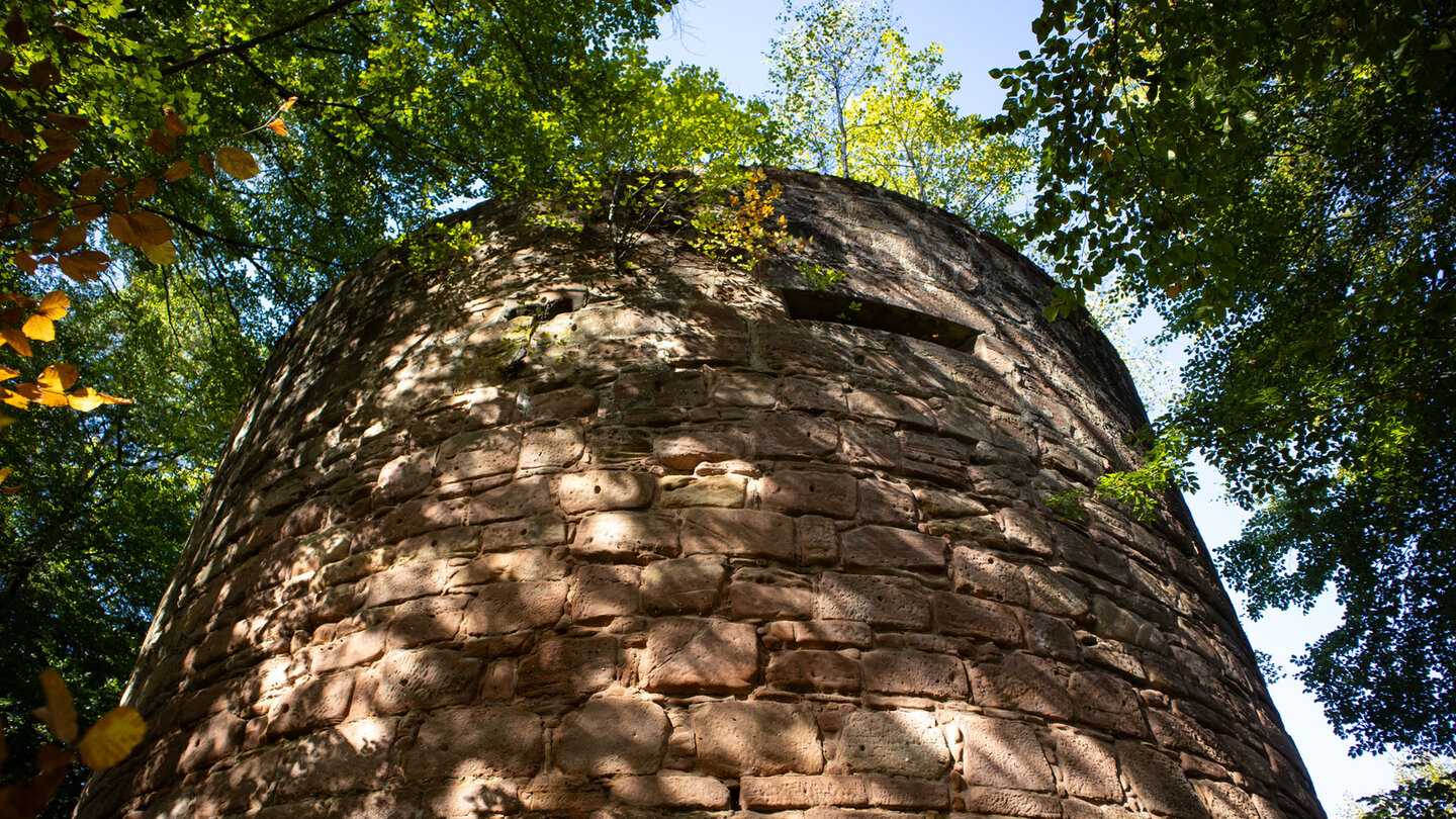 Massiver Rundturm des Batterieturms Klein-Frankreich aus Buntsandstein mit Schießscharten, umgeben von Laubwald, Erlenbach im Dahner Felsenland