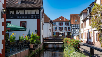 traditionelle Gebäude in der Altstadt von Annweiler am Trifels
