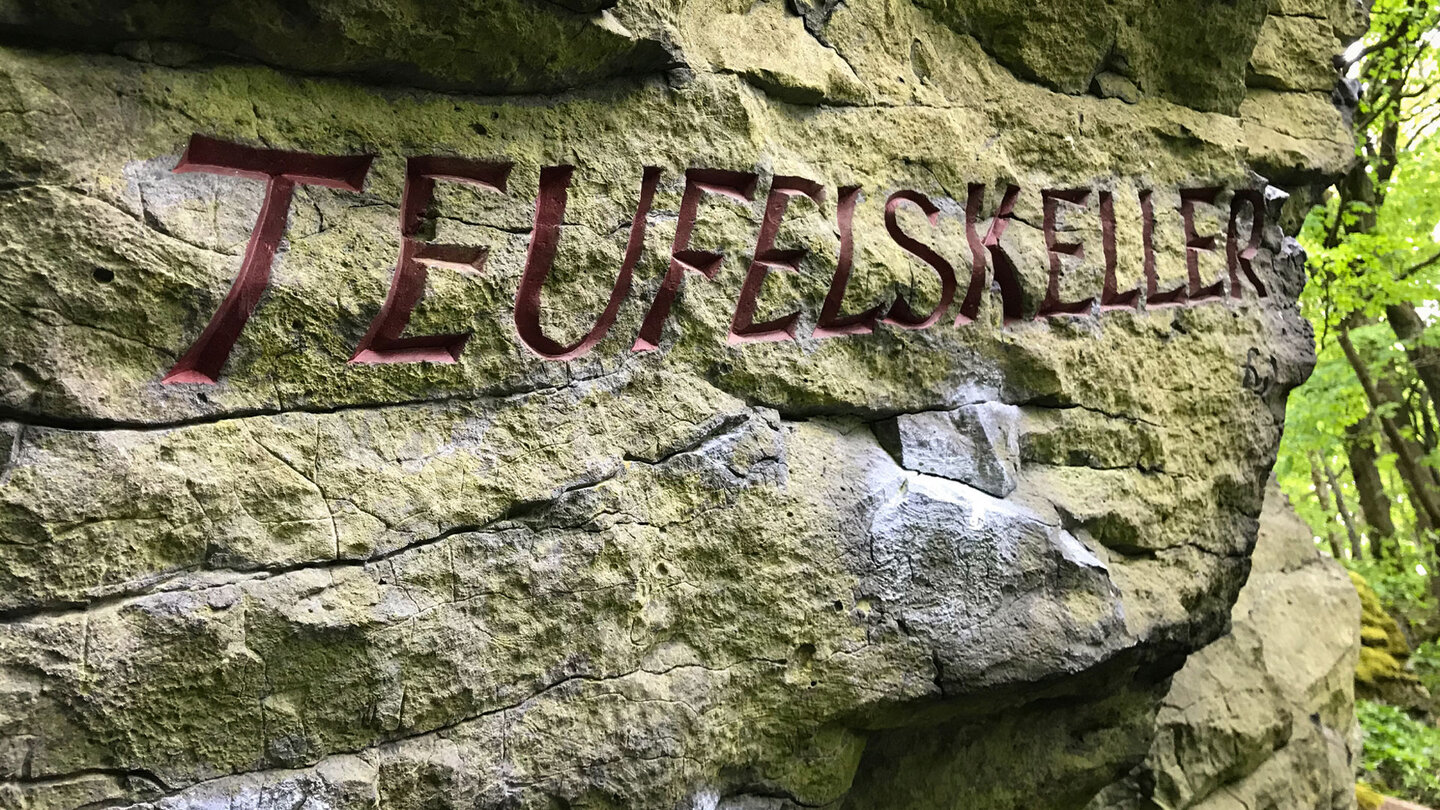 Schriftzug Teufelskeller an der Felswand Schriftzug Teufelskeller