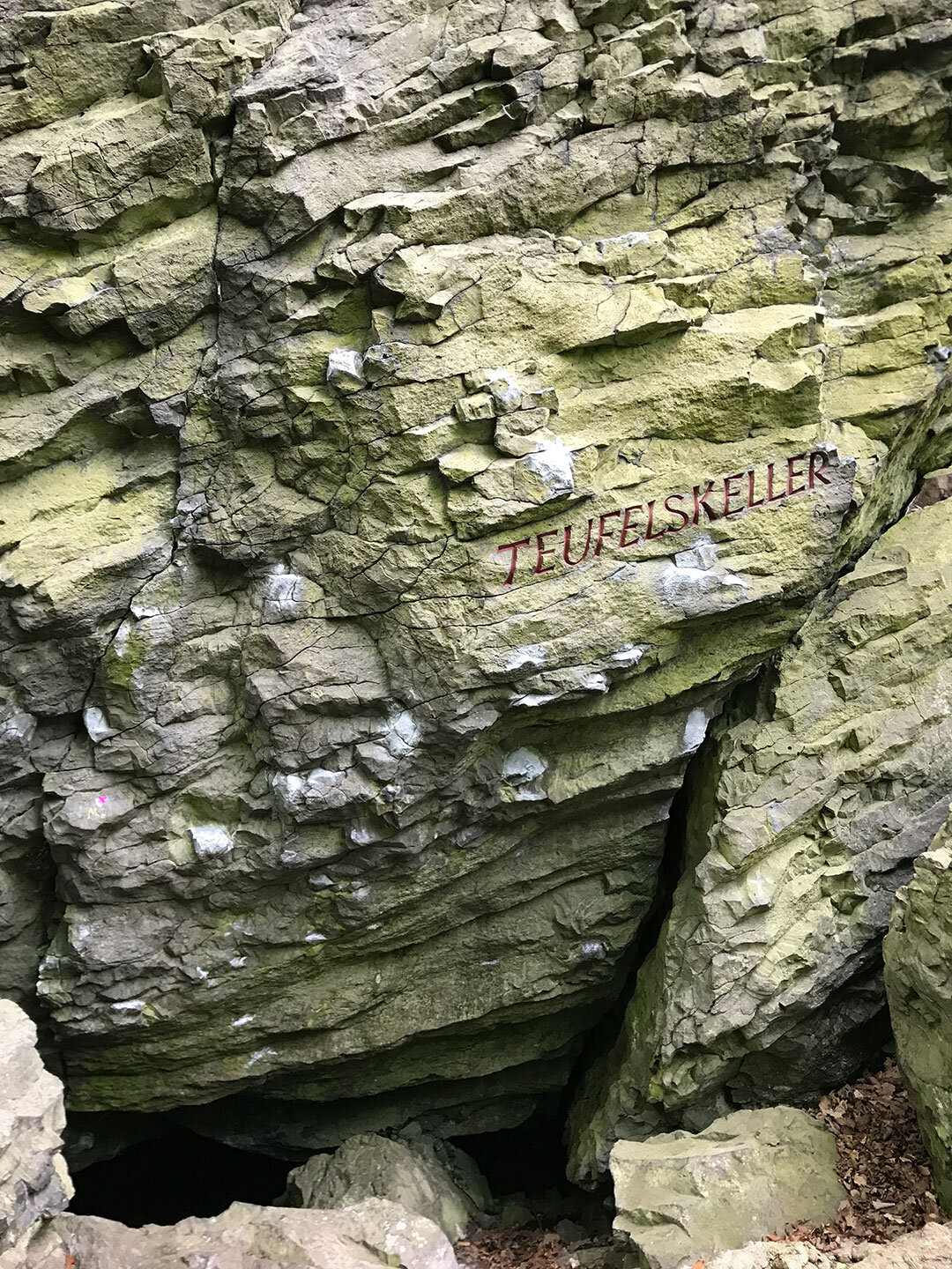 Felswand mit Höhle im Teufelskeller in der Röhn Felswand mit Höhle im Teufelskeller