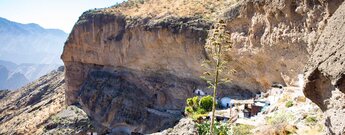 das Höhlendorf Acusa Seca liegt unterhalb Felsformationen