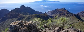 La Gomera vor den Schluchten und Bergkämmen des Teno-Gebirges