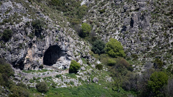 Die Höhle Cueva del Melero am Wanderweg bei Cortijo de Chato