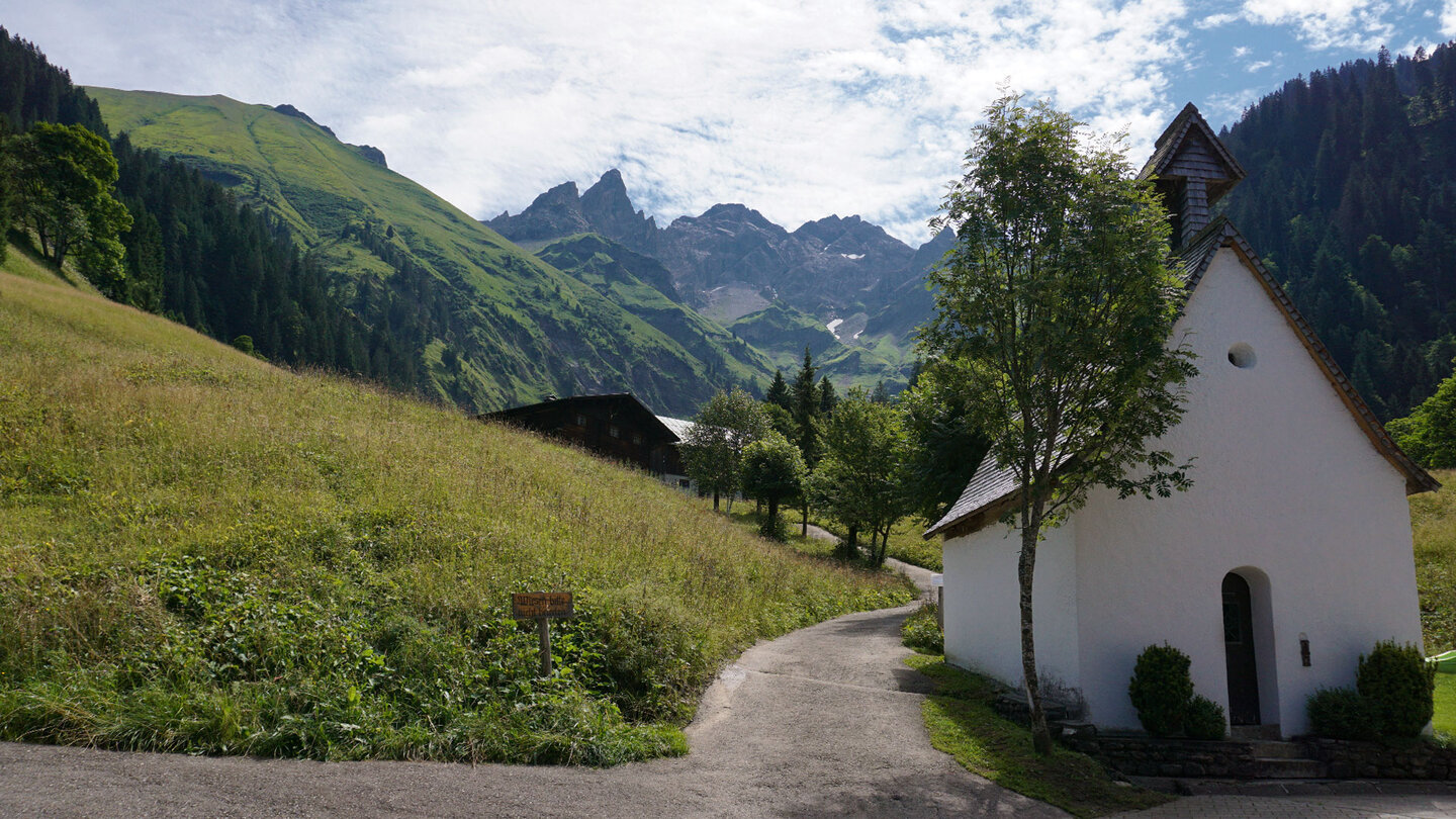 Sankt Katharina Kapelle in Einödsbach mit Blick auf die Route zum Einödsberg St.-Katharina-Kapelle Einödsbach mit Blick Richtung Einödsberg