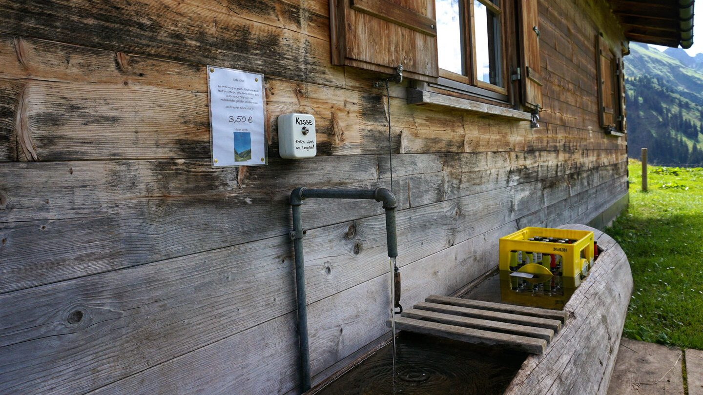 kühle Erfrischung mit einem Radler an heißen Sommertagen an der hinteren Einödsbergalpe kühles Radler an der hinteren Einödsbergalpe