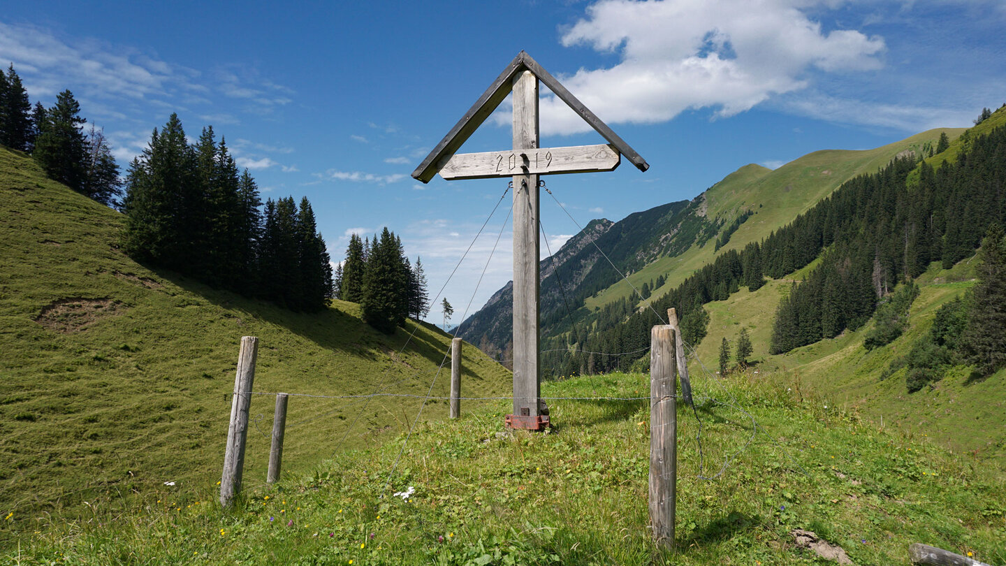Holzkreuz an der hinteren Einödsbergalpe in den Allgäuer Alpen Holzkreuz an der hinteren Einödsbergalpe