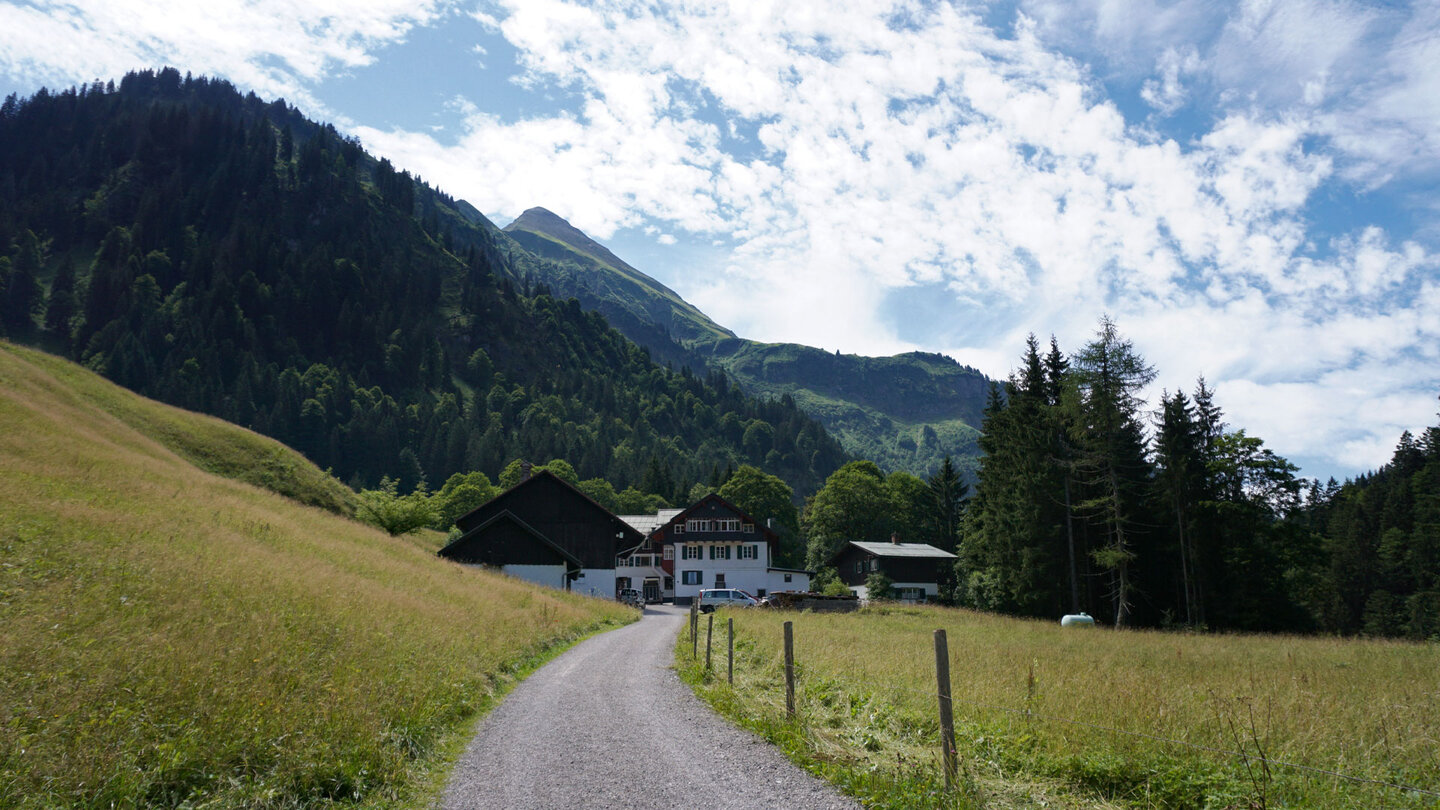 Ortseingang von Einödsbach im Oberallgäu - Deutschlands südlichster Ort Ortseingang von Einödsbach im Oberallgäu