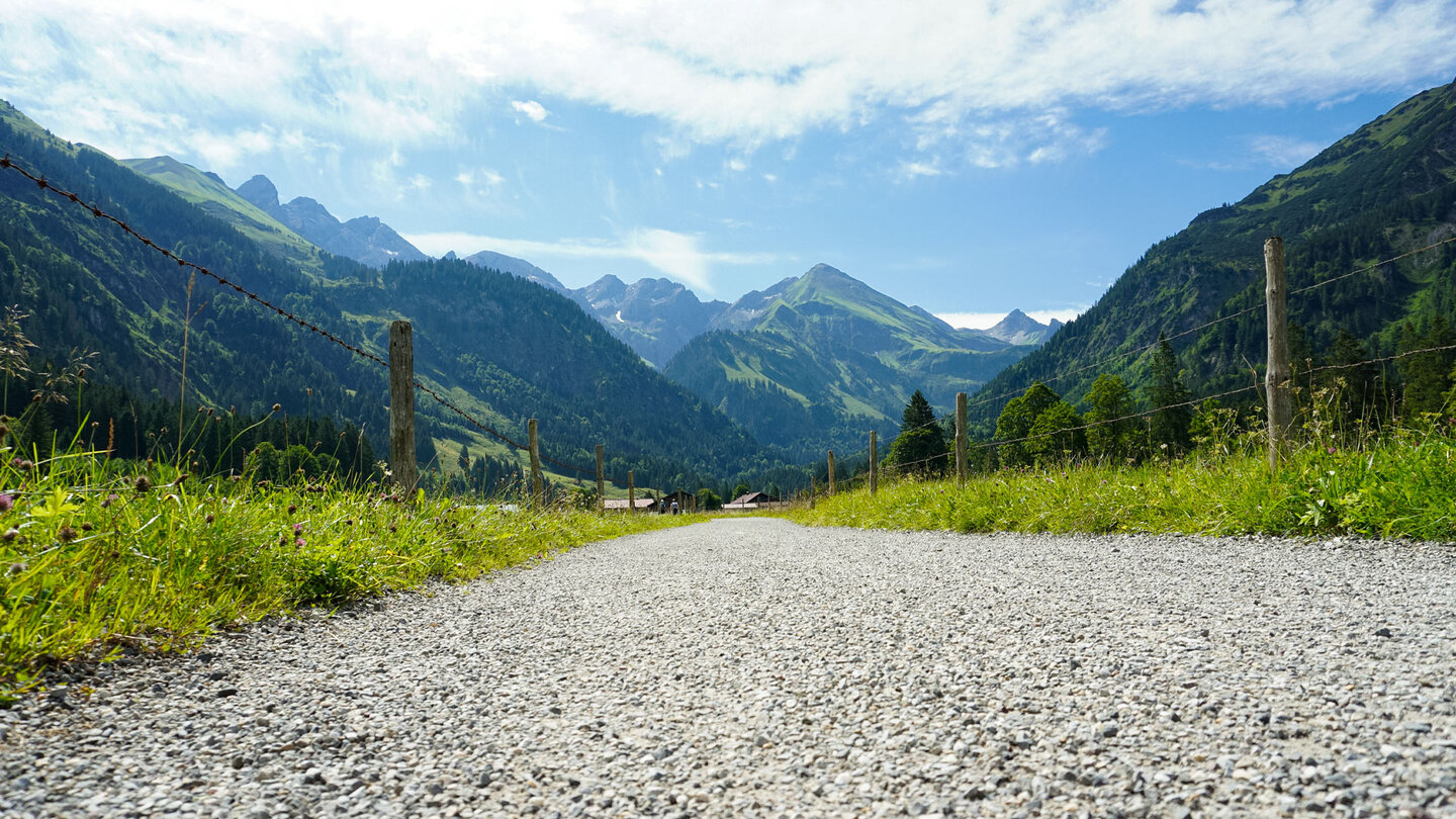 Schotterweg vom Wanderparkplatz an der Talstation der Fellhornbahn hinein ins Stillachtal im Allgäu Weg vom Wanderparkplatz Fellhornbahn hinein ins Stillachtal im Allgäu