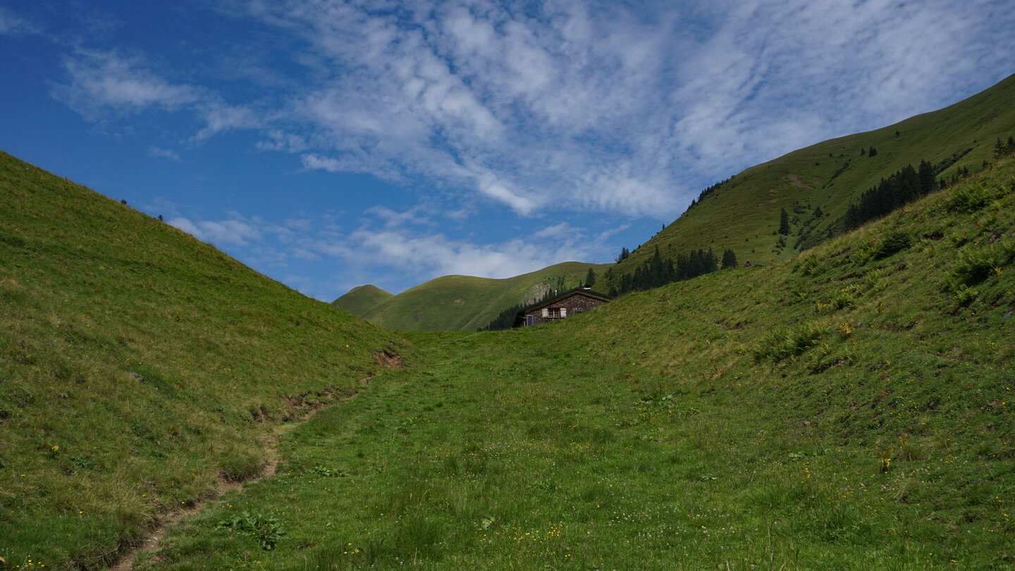 der Aufstieg zum Einödsberg im Oberallgäu geht in eine Graswiese über mit Blick auf Einödsbergalpe Aufstieg zum Einödsberg auf Graswiese Richtung Einödsbergalpe