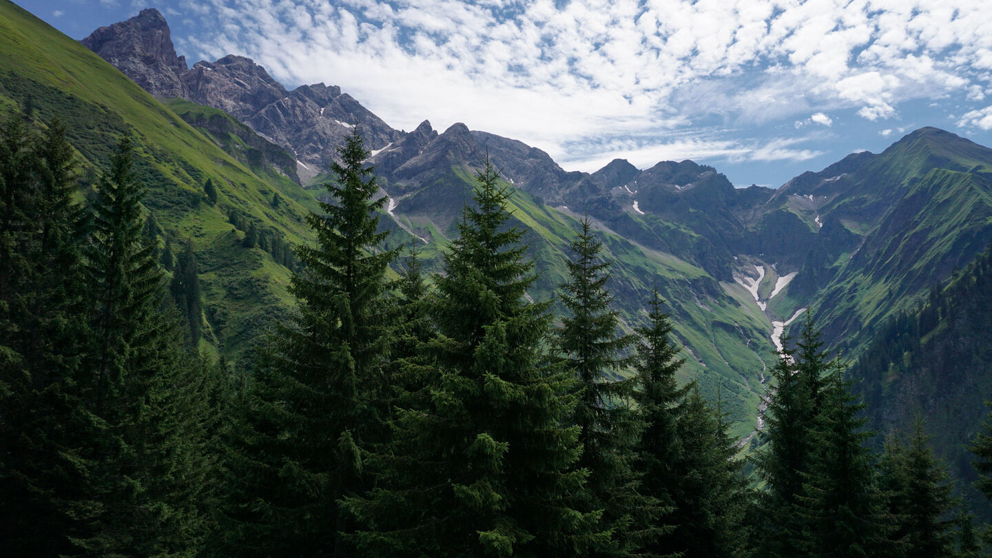 Blick auf das Panorama im Bacherloch mit Trettachspitze und Mädelegabel Panorama im Bacherloch mit Trettachspitze und Mädelegabel