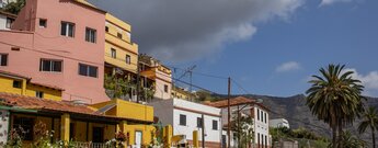 farbenfroh zeigt sich der Ort Hermigua auf La Gomera