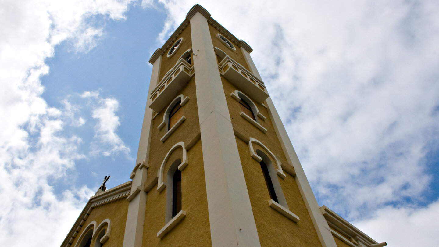der Kirchturm der Nuestra Señora de la Encarnación in Hermigua auf La Gomera der Kirchturm der Nuestra Señora de la Encarnación in Hermigua auf La Gomera