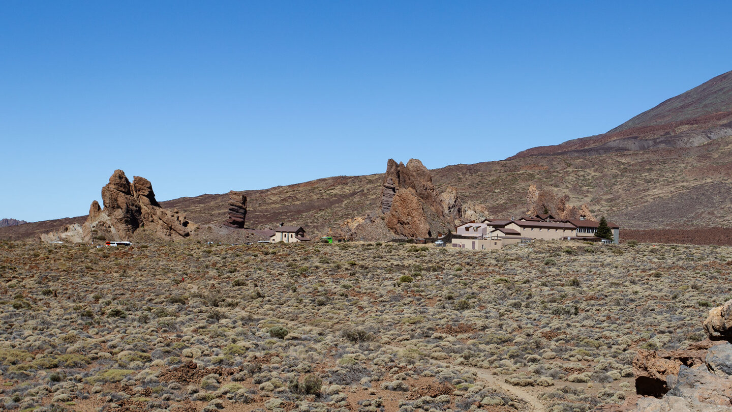 Blick zum Parador mit den Los Roques am Startpunkt der Wanderung