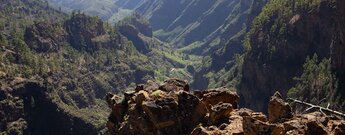 Blick über Schlucht und Bergrücken Tamadaya
