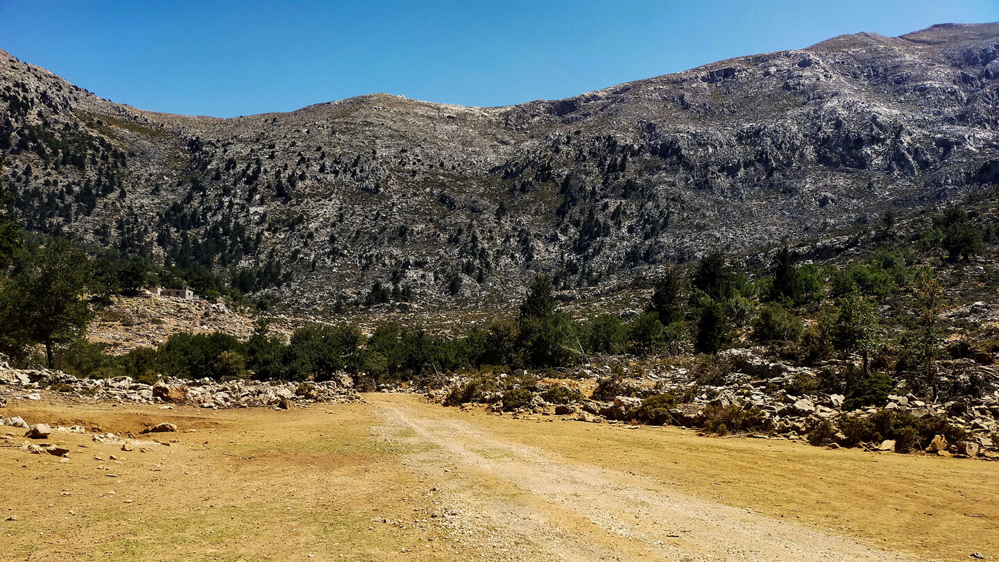 das Omalos-Plateau mit den schroffen Kalksteingipfeln der Weißen Berge das Omalos-Plateau mit den Weißen Bergen