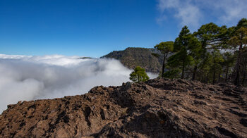 aufsteigendes Wolkenmeer an den Klippen des Roque Fanque