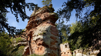 das Château de Lutzelhardt thront auf einem gewaltigen Sandsteinfels