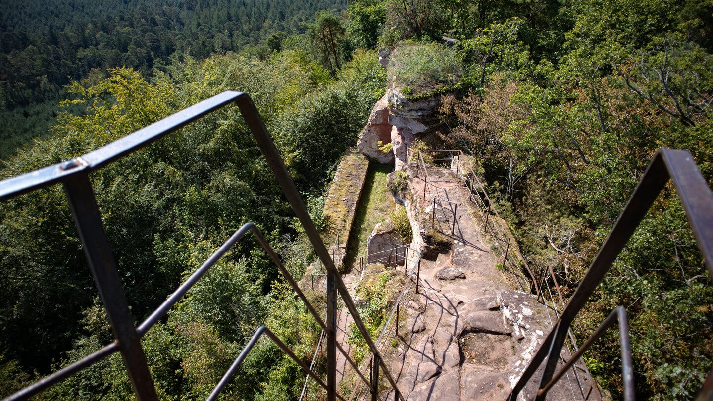 Blick über die Burganlage der Ruine Lützelhardt