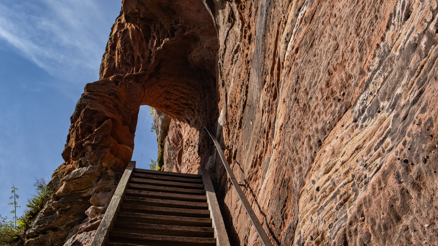 Treppe am steilen Burgfels der Ruine Lützelhardt