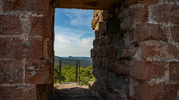 Ausblick von der Ruine der Burg Lützelhardt auf die Nordvogesen